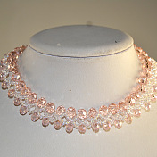 Collier de perles de verre rose doux