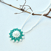 ガラスビーズの真珠の花のネックレス