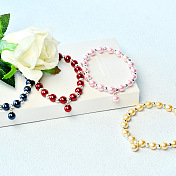 Conjuntos de pulseras de perlas de colores.