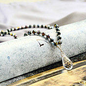 Halskette mit Kristallanhänger