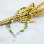 Halskette mit Jade- und Perlenanhänger