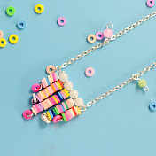 Разноцветное ожерелье из сладких бусин