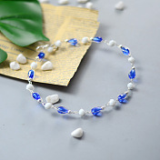 Blaue und weiße Perlenwickelkette