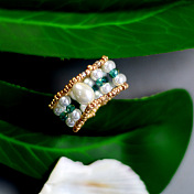 Delicado anillo con cuentas de perlas