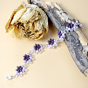 Фиолетовый браслет из бисера и цветов