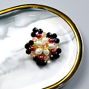 Blumenförmige Haarspange mit Perlen