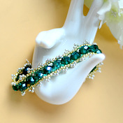 Очаровательный браслет с зелеными кристаллами