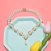 Elegante collana di perle con perline dorate