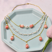 Hübsche Halskette mit mehreren rosafarbenen Blumen