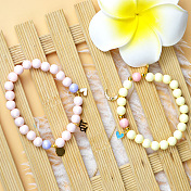 Bonbonfarbene Perlenarmbänder mit Metallanhängern