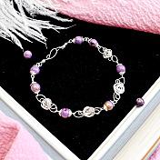 Bracelet en fil de fer avec perles de pierres précieuses violettes
