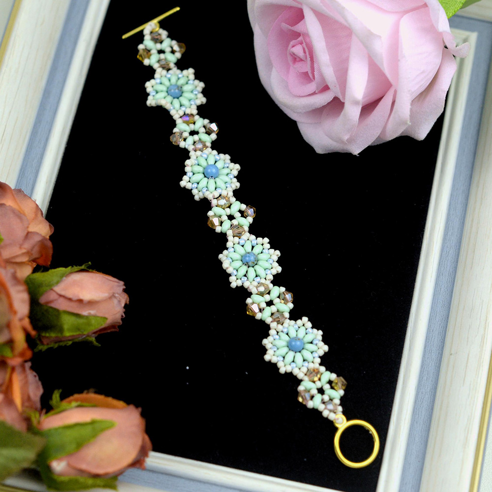 Blumenperlenarmband mit Saatperlen-Perlen