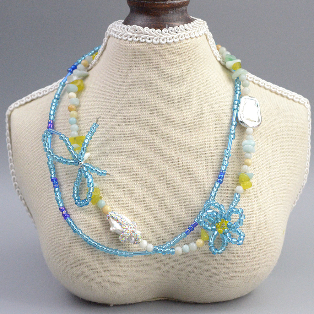 Ожерелье-бантик из голубого бисера