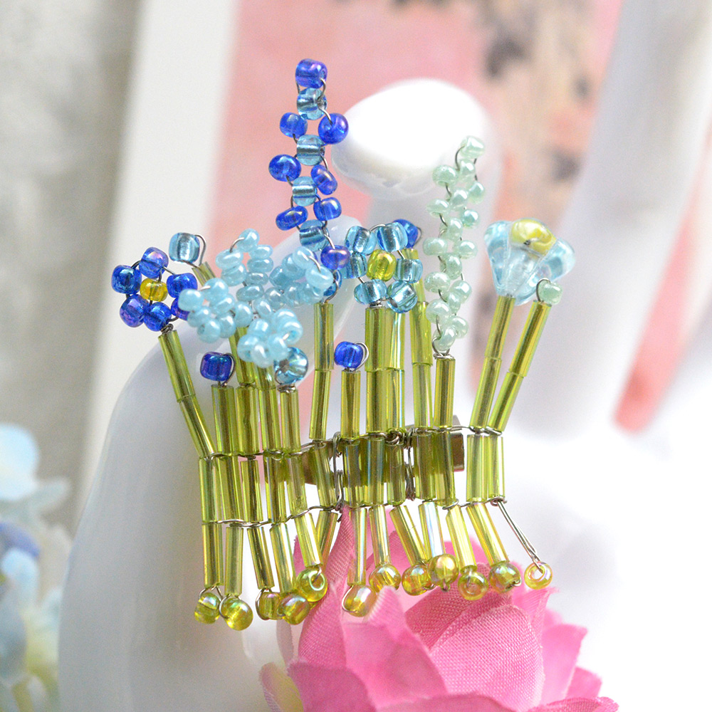 Брошь из цветочных семян и стекляруса-4