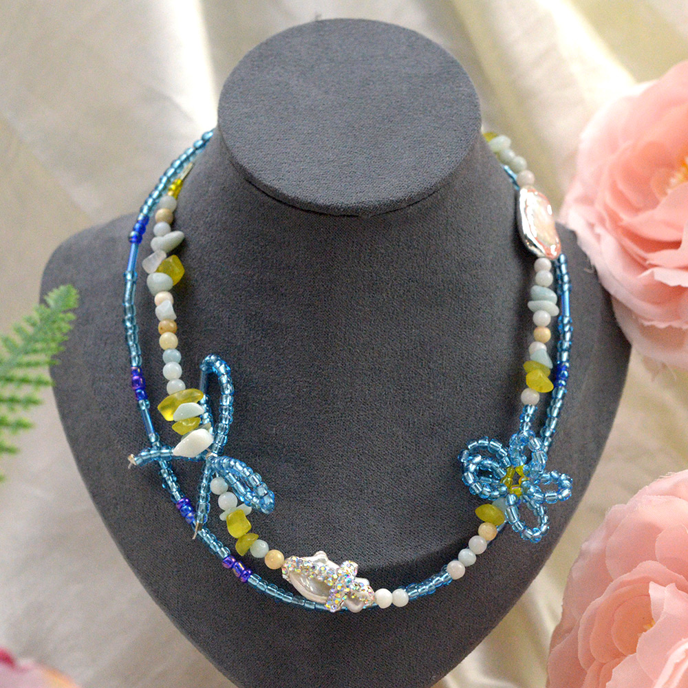 Ожерелье-бантик из голубого бисера