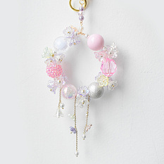 Украшение в виде цветка из акриловых бусин.