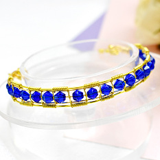 Bracelet perlé enveloppant du fil bleu