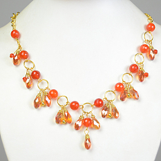 Orangefarbene Perlenkette im Herbststil