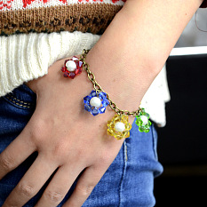 Bracelet à breloques en perles de fleurs