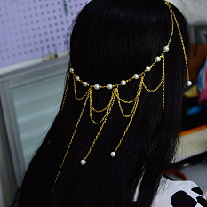 Tocado de cadena dorada con perlas decoradas