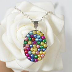 Collier à pendentif en perles colorées avec chaîne en argent