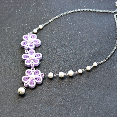 Collar de flores de papel quilling con perlas decoradas