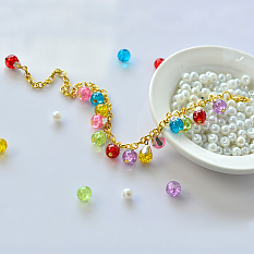 Braccialetto di perle di vetro con catena dorata