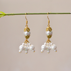 Boucles d'oreilles pendantes en perles blanches à la mode