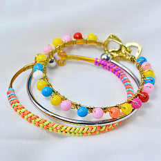 Conjunto de brazaletes simples de colores del arco iris