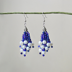 Lila Cluster-Ohrringe mit Saatperlen und weißen Perlen