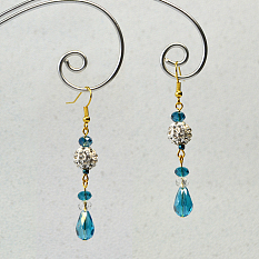 Boucles d'oreilles pendantes en perles bleues