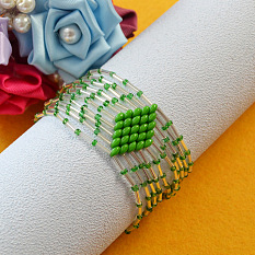 Green Wide Bead Bracelet with Seed Beads and Bulge Beads