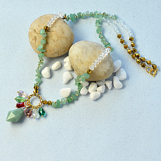Collier de perles avec perles de pierres précieuses et perles de verre