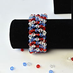 Rotes und blaues Armband mit Glasperlen