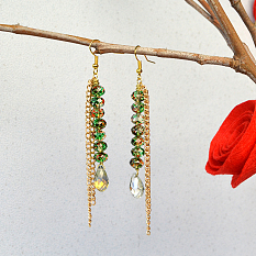 Boucles d'oreilles pompons avec chaîne dorée et perles de verre