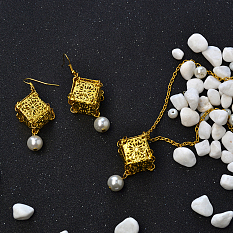 Set aus goldener Halskette und Ohrringen