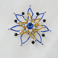 Bezaubernde Blumenbrosche aus blauen und gelben Perlen