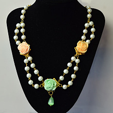 Halskette mit Anhänger aus Blumenharzperlen und Perlen