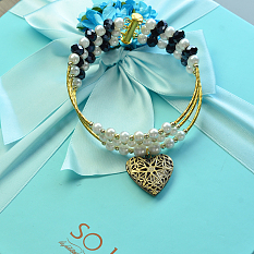 Bracelet de perles à trois brins avec pendentif médaillon creux en forme de cœur