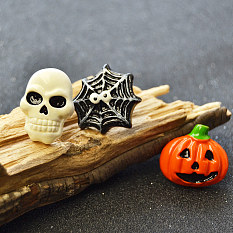 Серьги-гвоздики с кабошонами из смолы на тему Хэллоуина