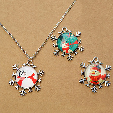 Halskette mit weihnachtlichem Glas-Cabochon-Anhänger