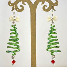 Weihnachtsbaum-Ohrringe aus Draht mit Saatperlen