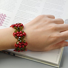 Beaded Christmas Bracelet with Glass Beads and Seed Beads