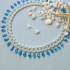 Collier plastron en perles de verre avec pendentifs en perles de verre goutte bleue
