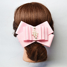 Mädchenhafte Haarspange mit rosa Schleife