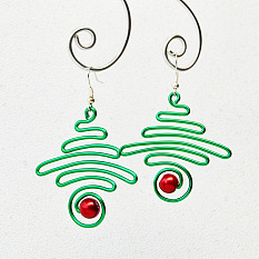 Pendientes de árbol de Navidad envueltos en alambre con perlas de vidrio.