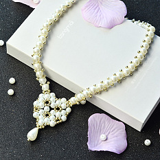 Herzförmige Perlenkette mit Perlenstich zum Valentinstag
