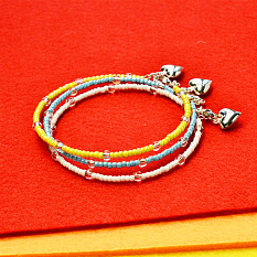 Bracelets de perles de rocaille à trois rangs avec breloques en forme de cœur