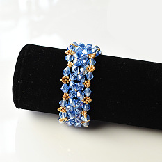 Delicate glass beads bracelet