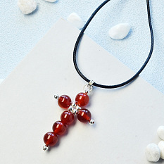 Collier à pendentif croix en perles de pierres précieuses rouges